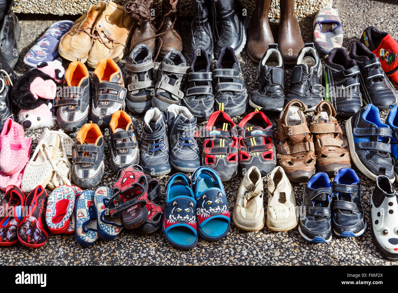 Childrens' calzature in vendita presso un vide-grenier in Allègre, Haute Loire, Francia Foto Stock