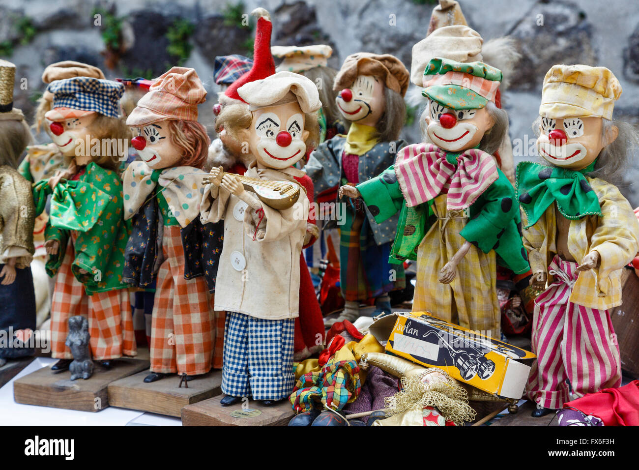 Clown bambole in vendita su un video-grenier in Allègre, Haute Loire, Francia Foto Stock