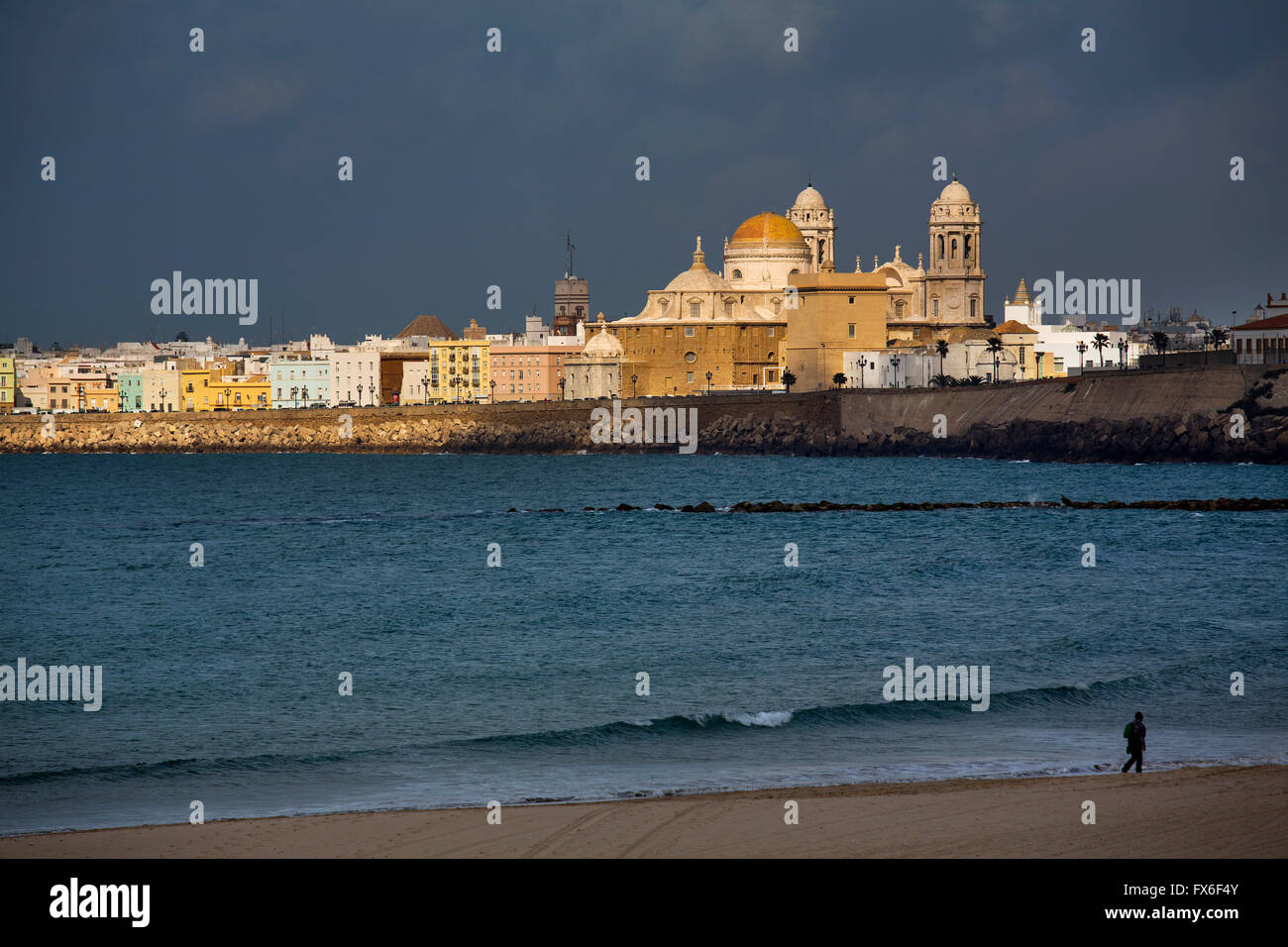Santa Maria del Mar Beach, della cattedrale e del centro storico della città di Cadice, Andalusia Spagna. Europa Foto Stock