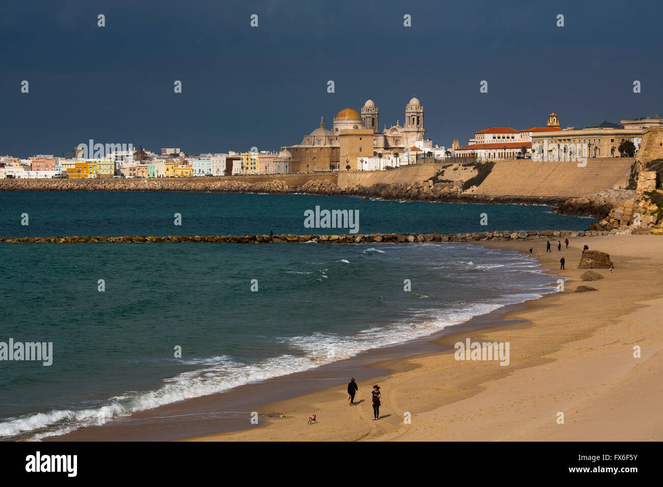 Santa Maria del Mar Beach, della cattedrale e del centro storico della città di Cadice, Andalusia Spagna. Europa Foto Stock