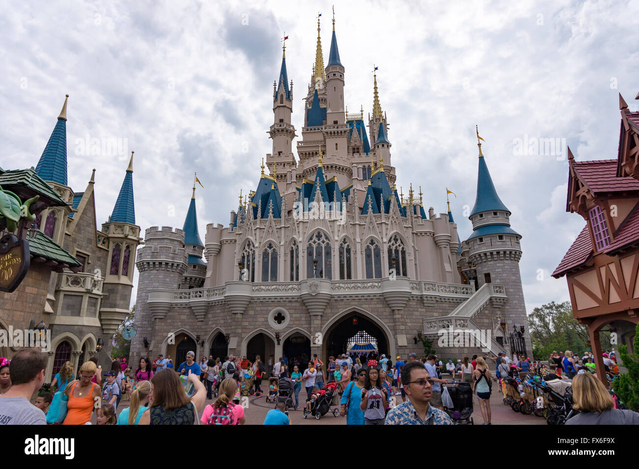 Cinderellas castello nel Magic Kingdom, il parco a tema Walt Disney World, a Orlando, Florida Foto Stock