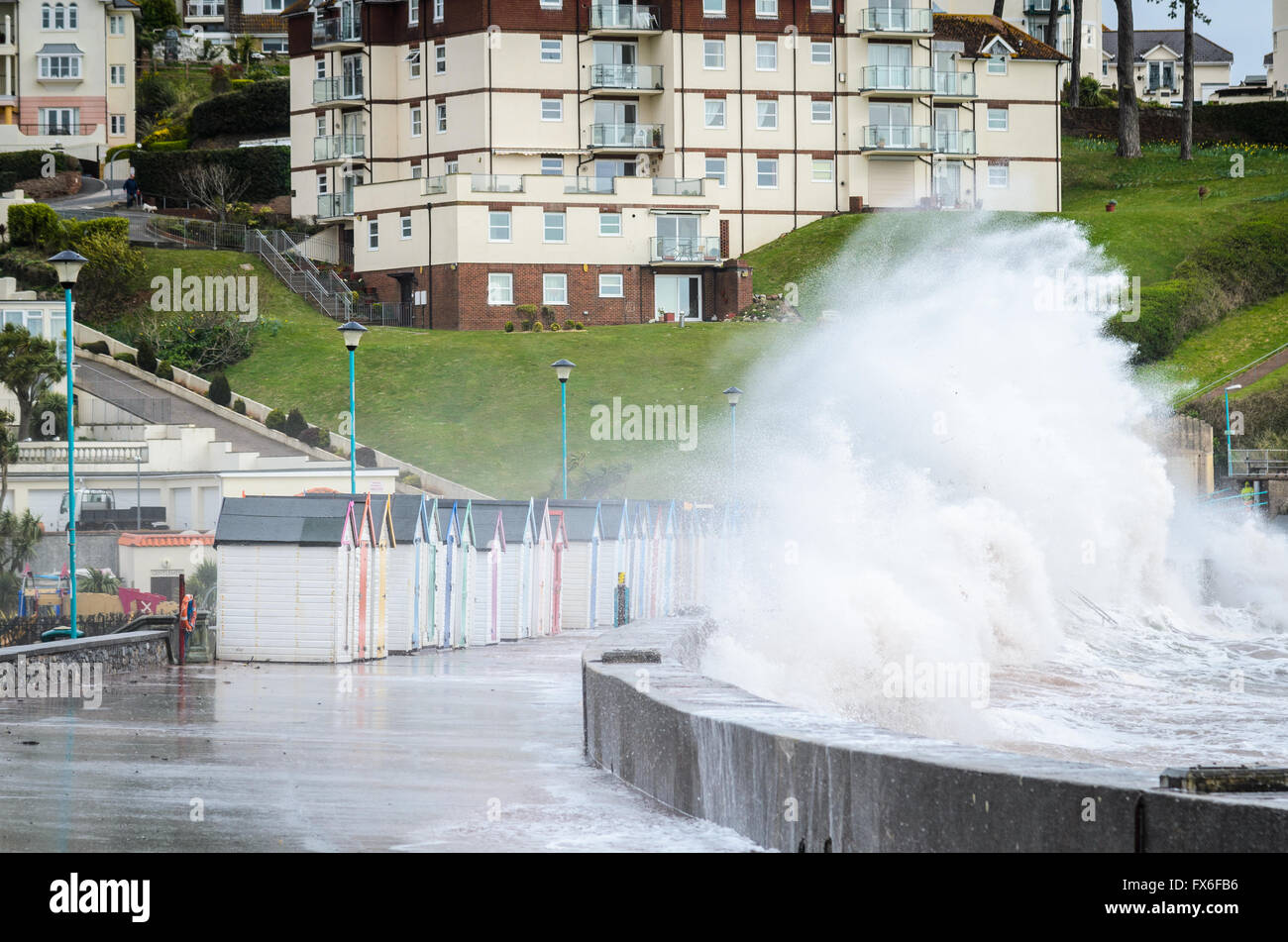 Onde che si infrangono sulle mare a Goodrington in Devon Foto Stock