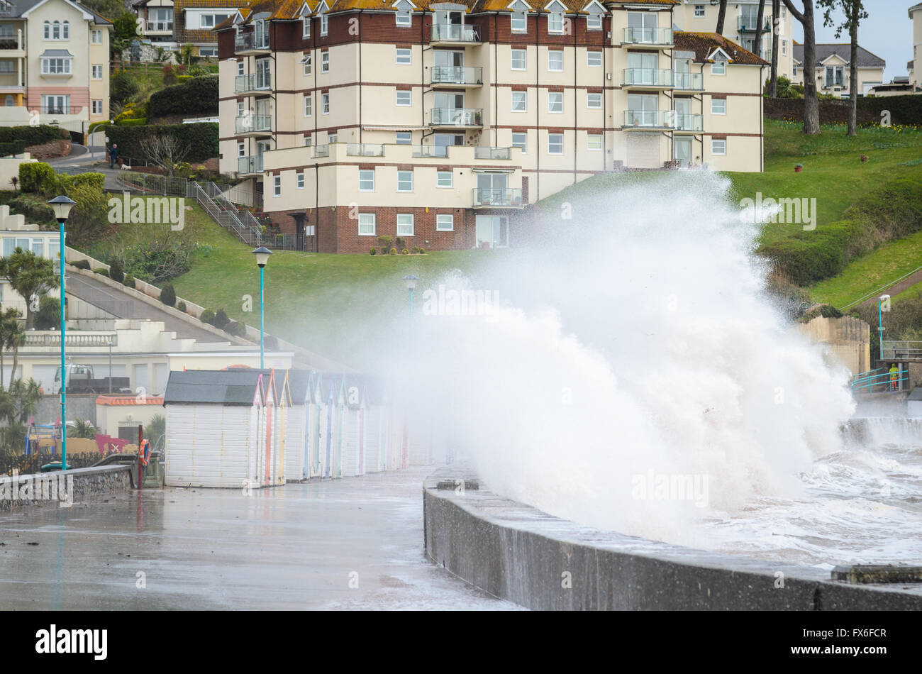 Onde che si infrangono sulle mare a Goodrington in Devon Foto Stock