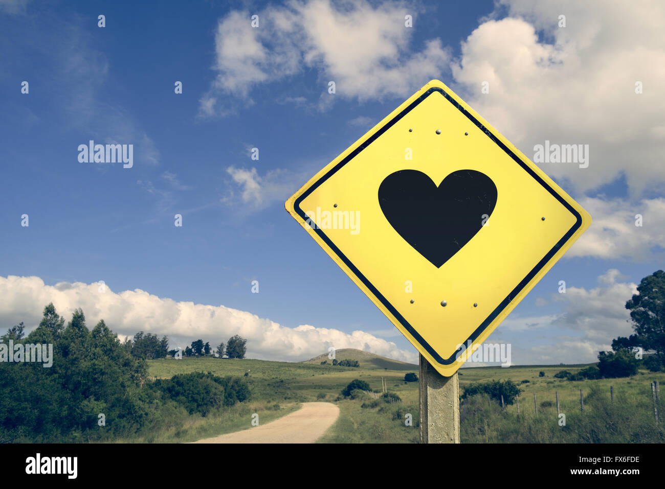 Amore forma di cuore concetto romantico icona segno di strada sulla campagna vuota natura paesaggio, vintage effetto del filtro. Foto Stock