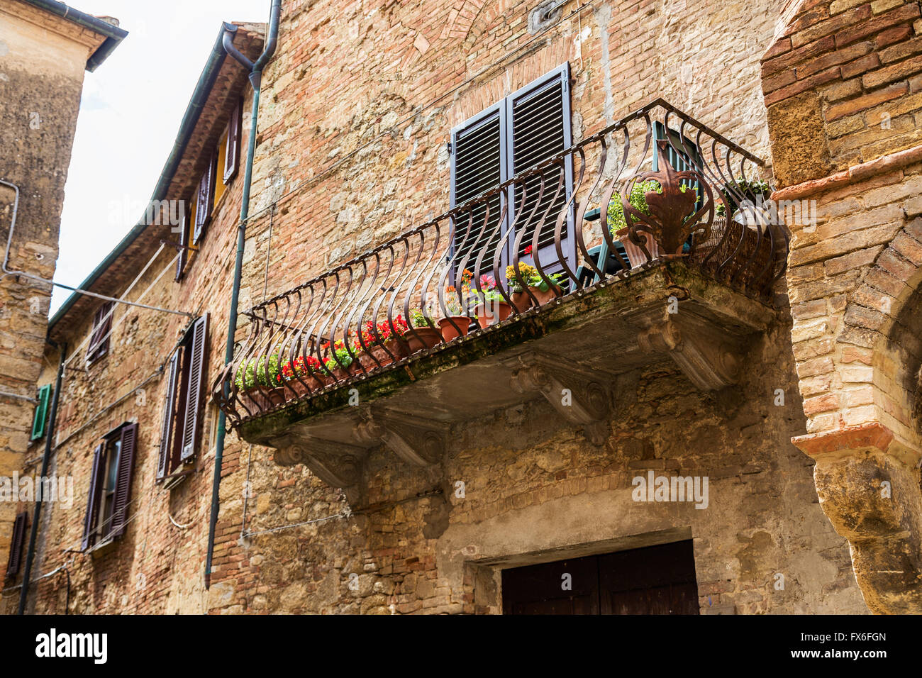 Bellissima vista di vecchie case tradizionali nel centro storico di Volterra, in provincia di Pisa, Toscana, Italia Foto Stock
