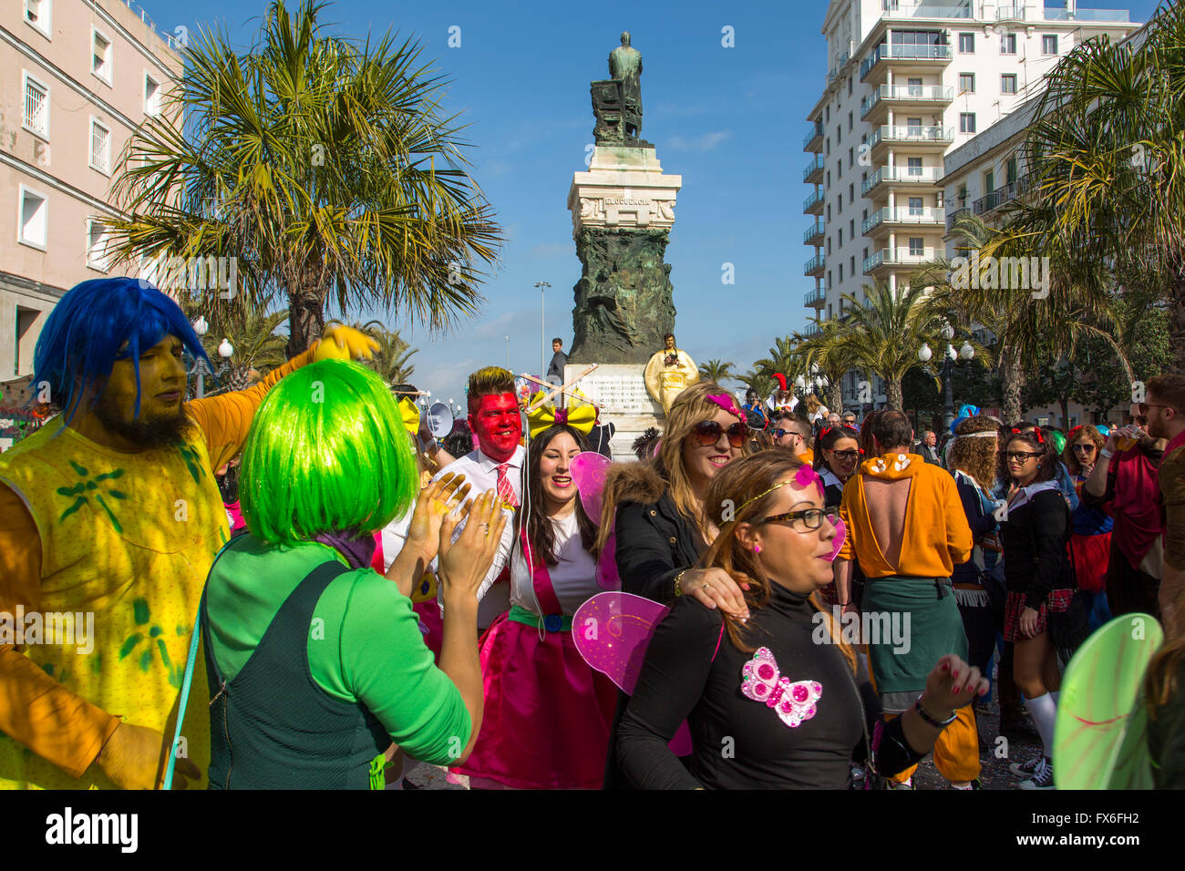 Il carnevale, la gente mascherata, città di Cadice, Andalusia Spagna. Europa Foto Stock