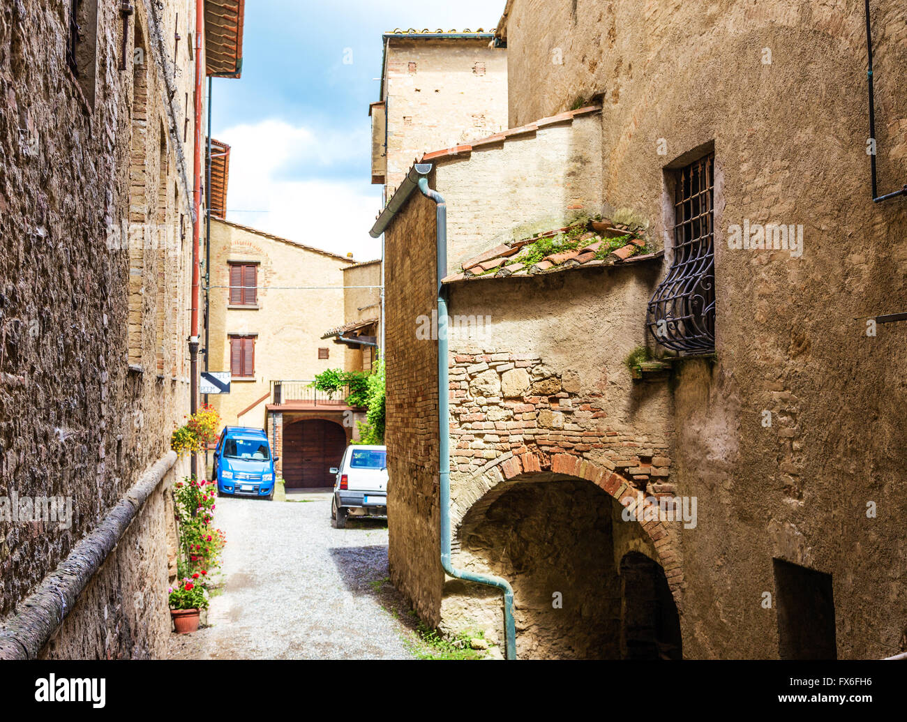 Bellissima vista di vecchie case tradizionali nel centro storico di Volterra, in provincia di Pisa, Toscana, Italia Foto Stock