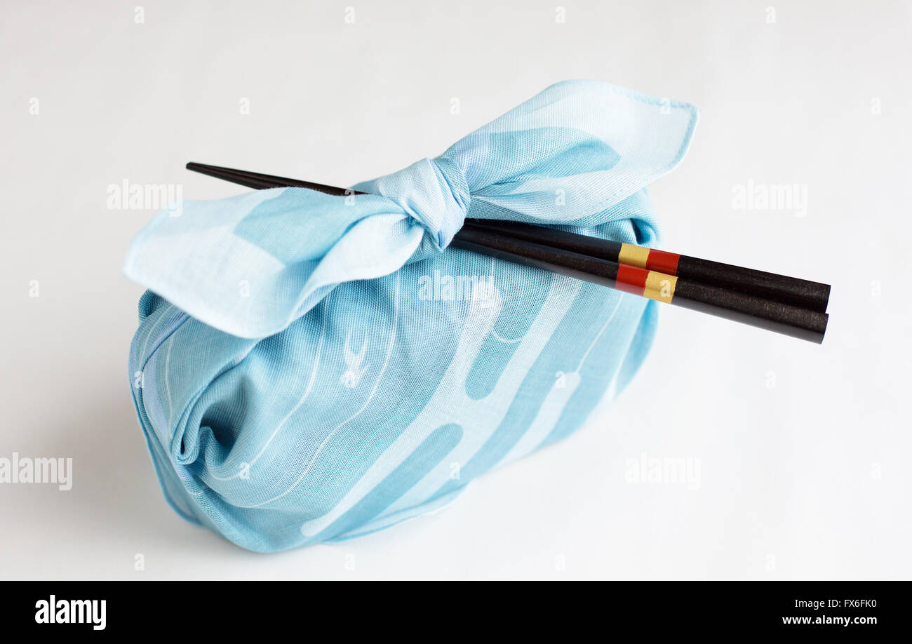 Splendidamente avvolto bento box con bacchette. Foto Stock