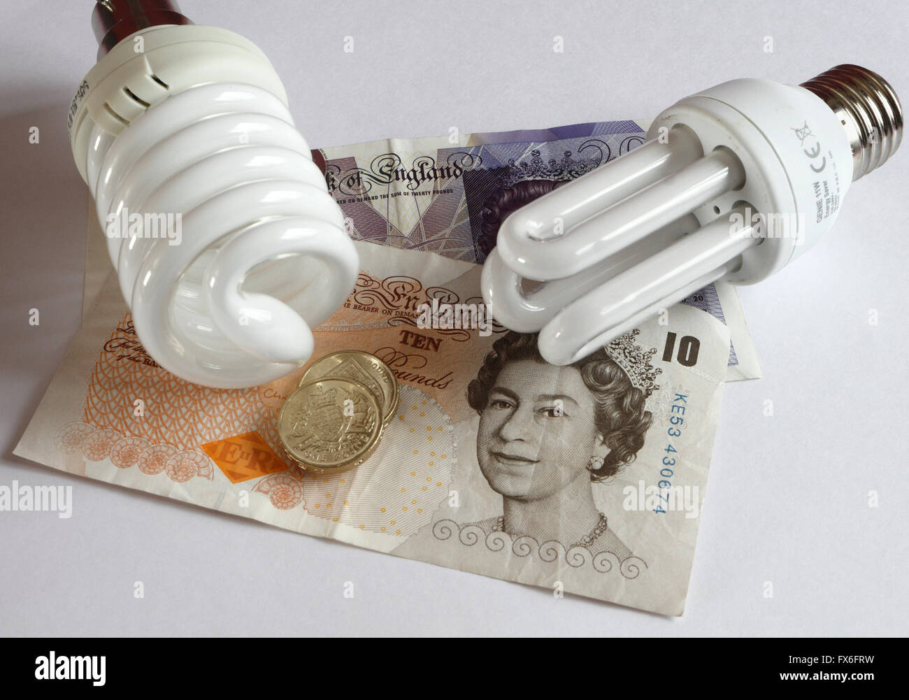 Lampadina a risparmio energetico, con banconote in denaro, efficienza energetica, basse emissioni di carbonio Foto Stock