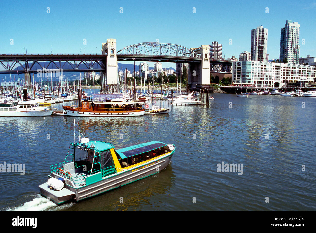 Vancouver, BC, British Columbia, Canada - Whale watching tour in barca lasciando False Creek sotto Burrard Street Bridge Foto Stock