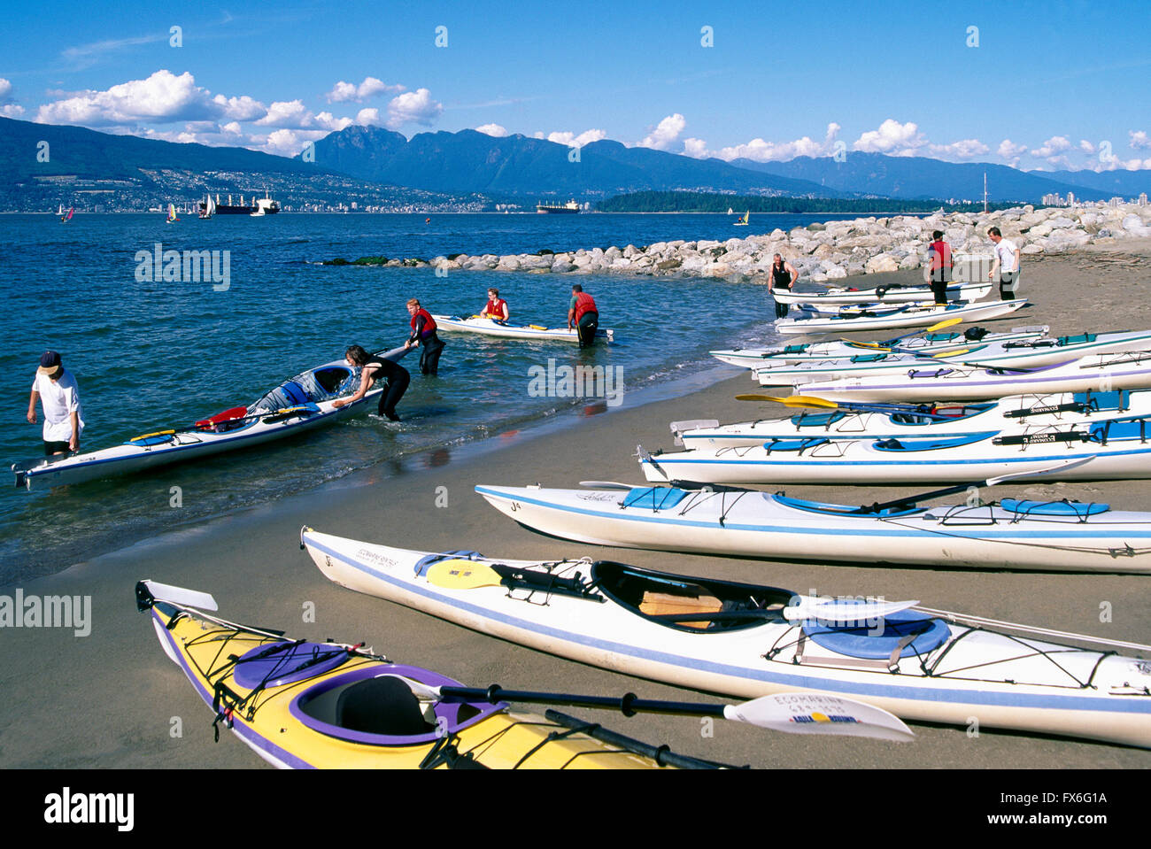 Vancouver, BC, British Columbia, Canada - Kayakers preparazione kayak per viaggio in kayak a Gerico spiaggia lungo la English Bay Foto Stock