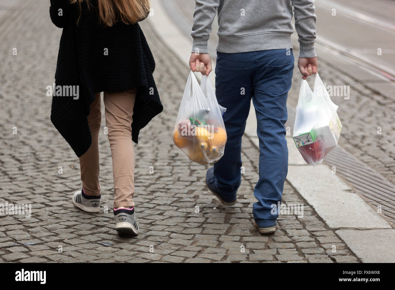 Supermercato sono i clienti che trasportano merci home, sacchetti di plastica per lo shopping Foto Stock