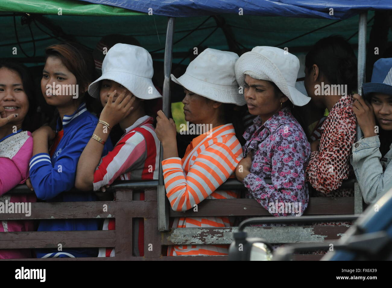 Abuso dei lavoratori, lavoratori cambogiani affollata nel retro di un carrello mentre il pendolarismo a casa dopo il lavoro, Takeo Provincia, in Cambogia. © Kraig Lieb Foto Stock