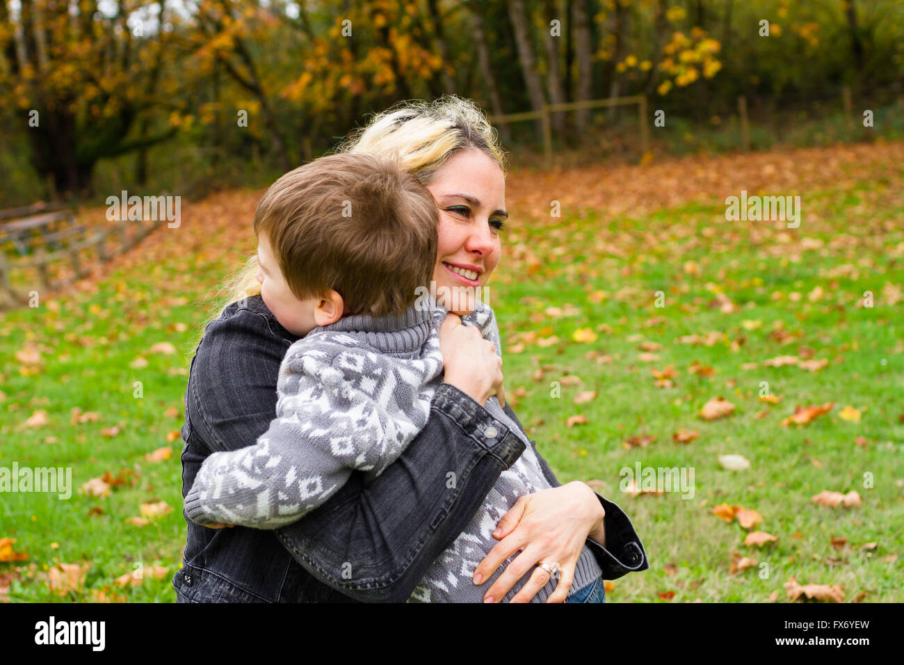 Stile di vita il ritratto di una madre e suo figlio all'aperto in autunno. Foto Stock