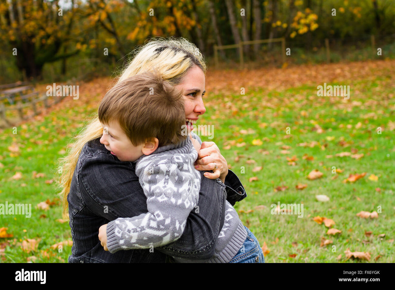 Stile di vita il ritratto di una madre e suo figlio all'aperto in autunno. Foto Stock