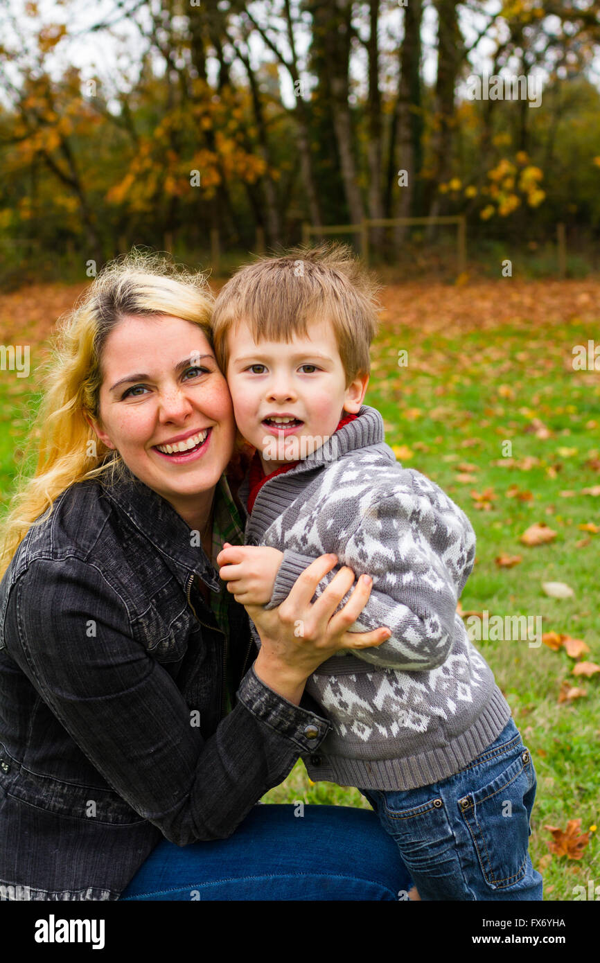 Stile di vita il ritratto di una madre e suo figlio all'aperto in autunno. Foto Stock