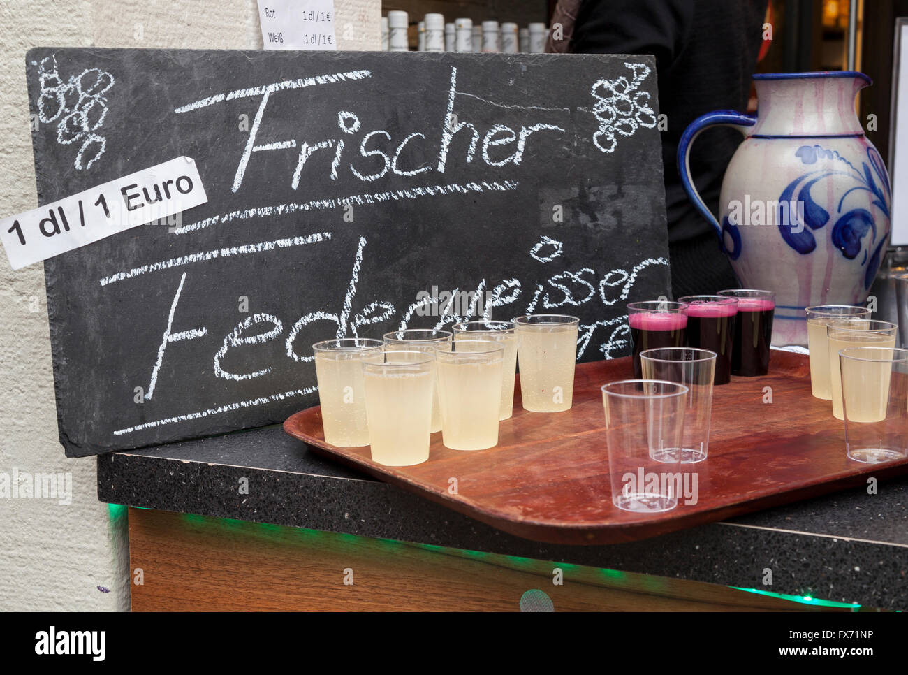 Osteria, fresche giovani vino, "Federweisser" per la vendita, Rudesheim am Rhein, Hesse, Germania Foto Stock