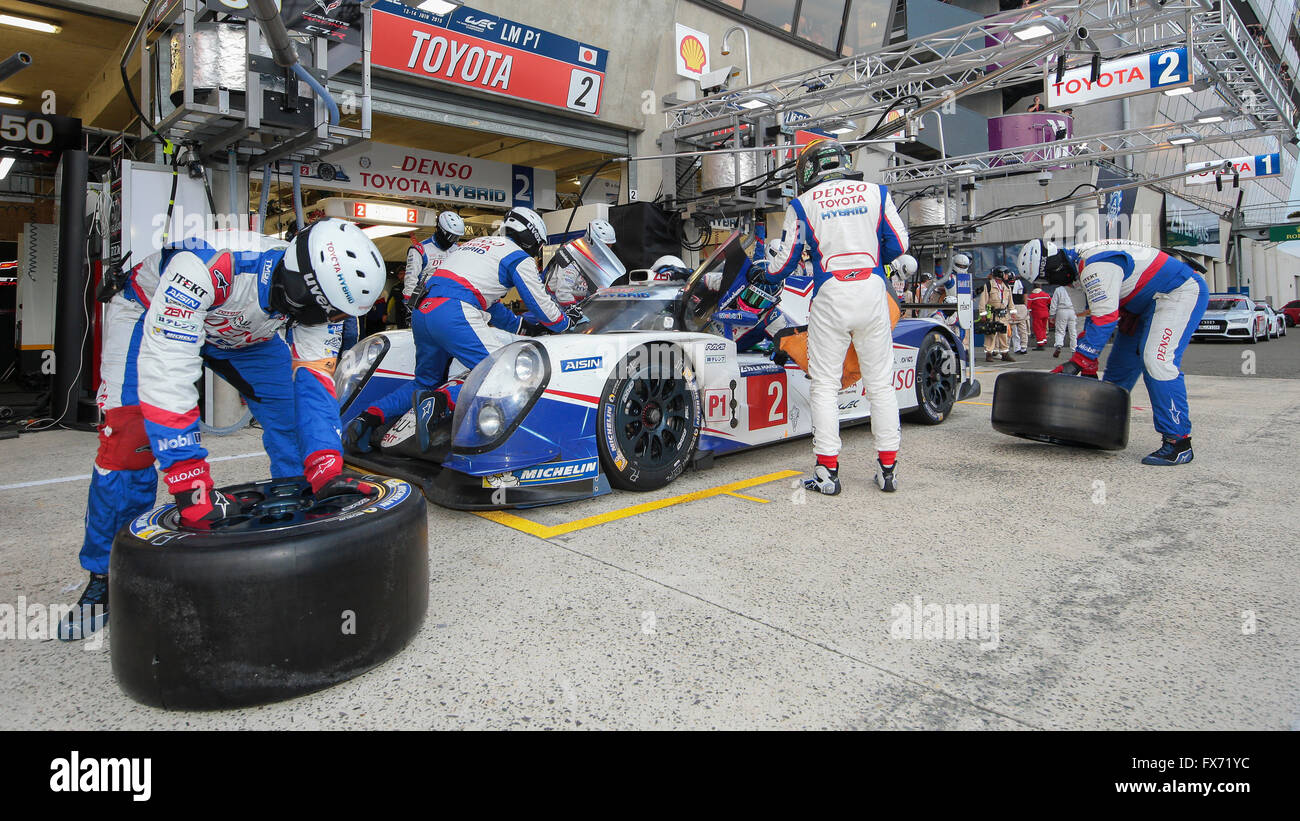 Pitstop della Toyota TS 040, ibride dalla Toyota Racing, JPN con driver Alexander Wurz, AUT, Stephane Sarrazin, FRA Foto Stock