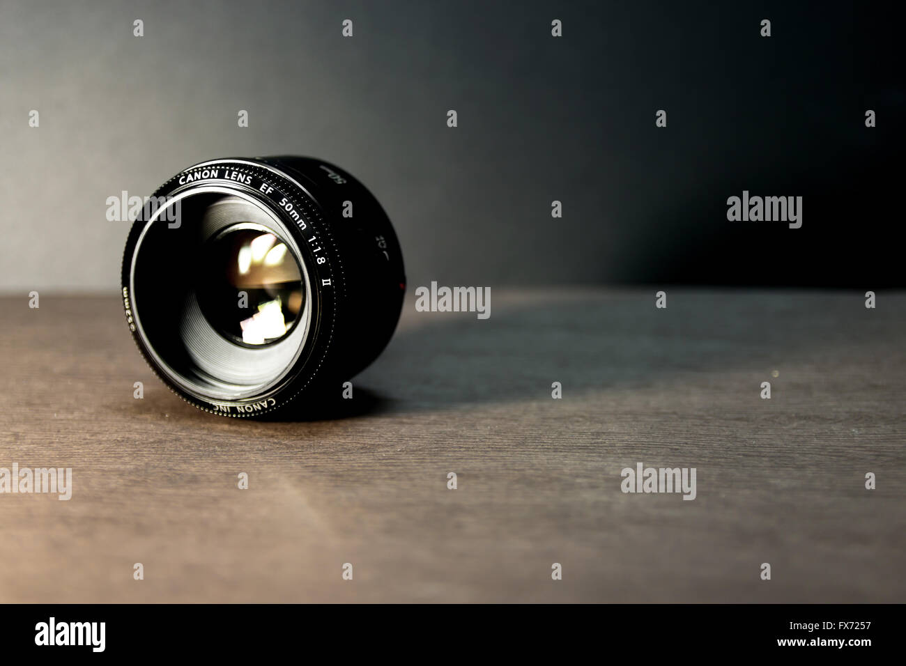 Molto popolari Canon EF 50mm f/1.8 II lente su sfondo nero Foto Stock