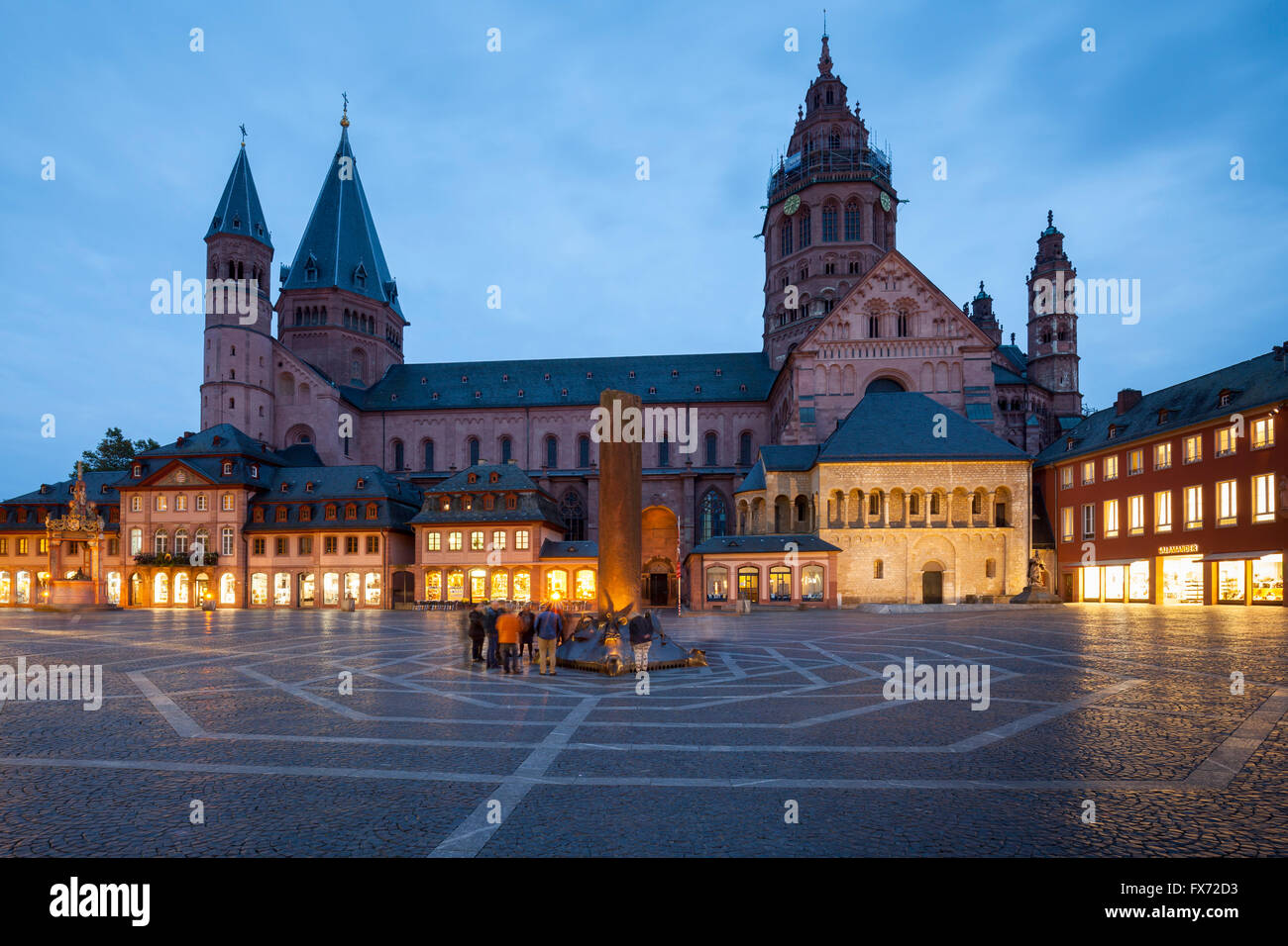 Cattedrale di Magonza e Heunensäule, mercato, Mainz, Renania-Palatinato, Germania Foto Stock