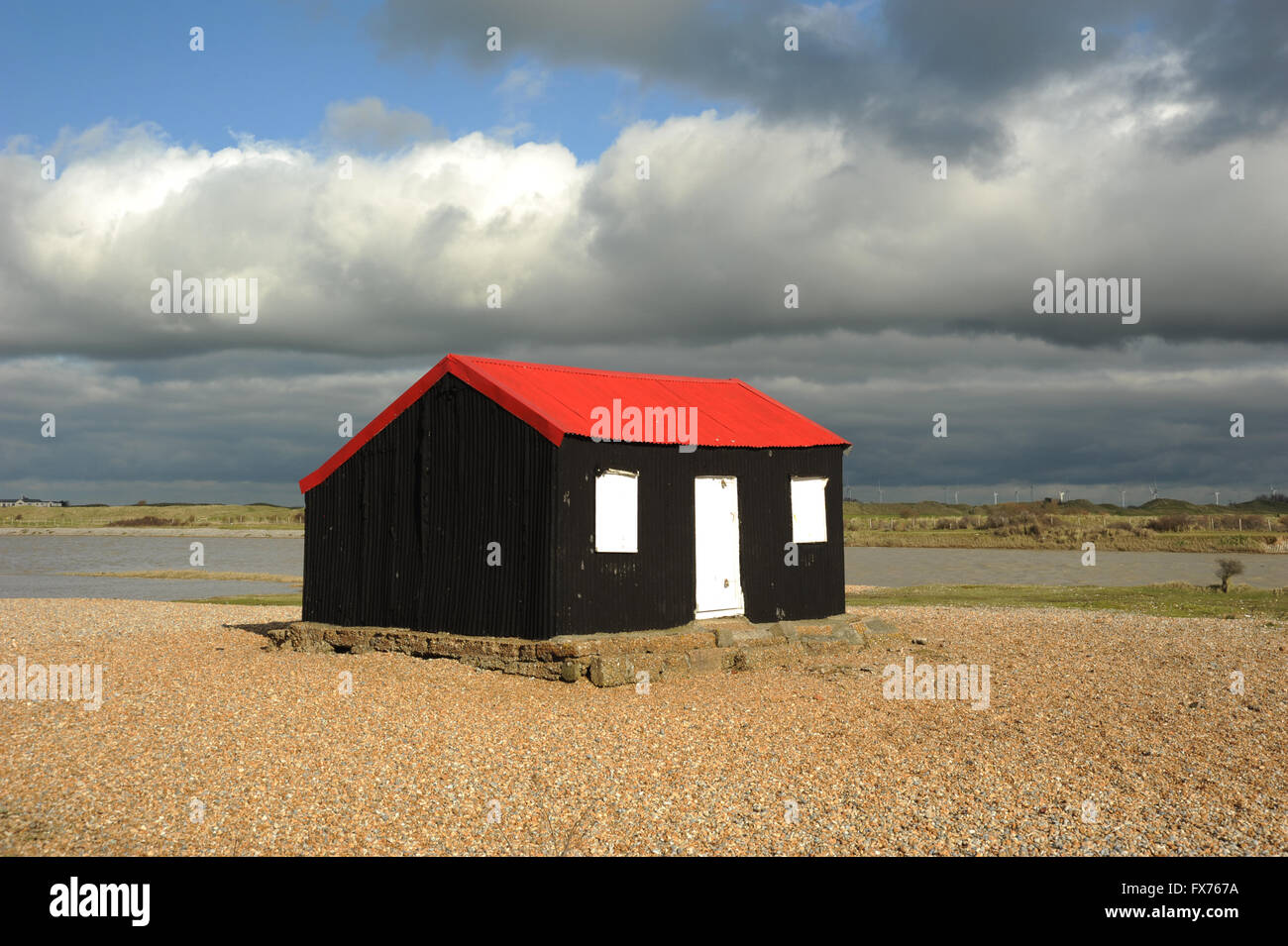 Fisherman's cottage a Rye harbour con cielo blu e nuvole Foto Stock