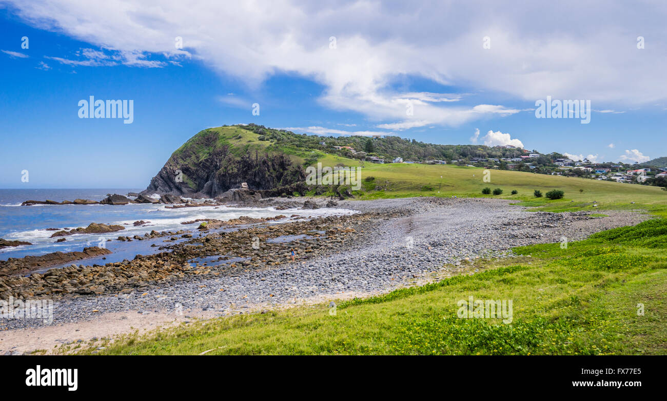 Australia, Nuovo Galles del Sud, metà costa Nord regione, la vista della spiaggia di ciottoli e il Big Nobby capezzagna a Crescent Head Foto Stock