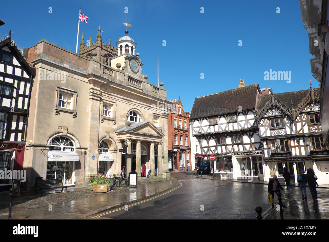 Ludlow del xviii secolo Buttercross edificio sulla sinistra con il bianco e nero Tudor proprietà con travi di legno lungo Broad Street Foto Stock