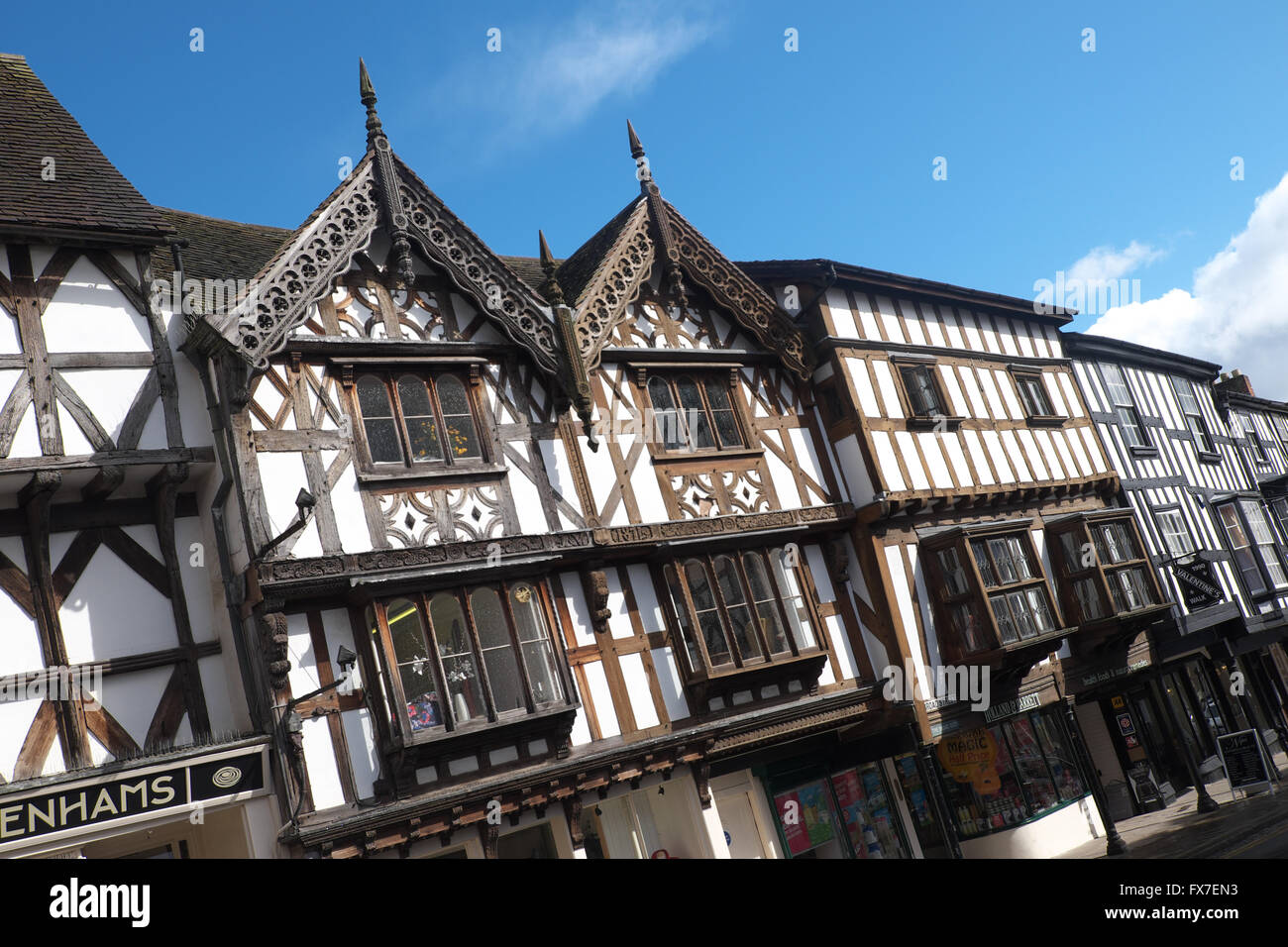 Ludlow Shropshire vecchio in bianco e nero con travi di legno proprietà Tudor in Broad Street nella città Centre Regno Unito Foto Stock