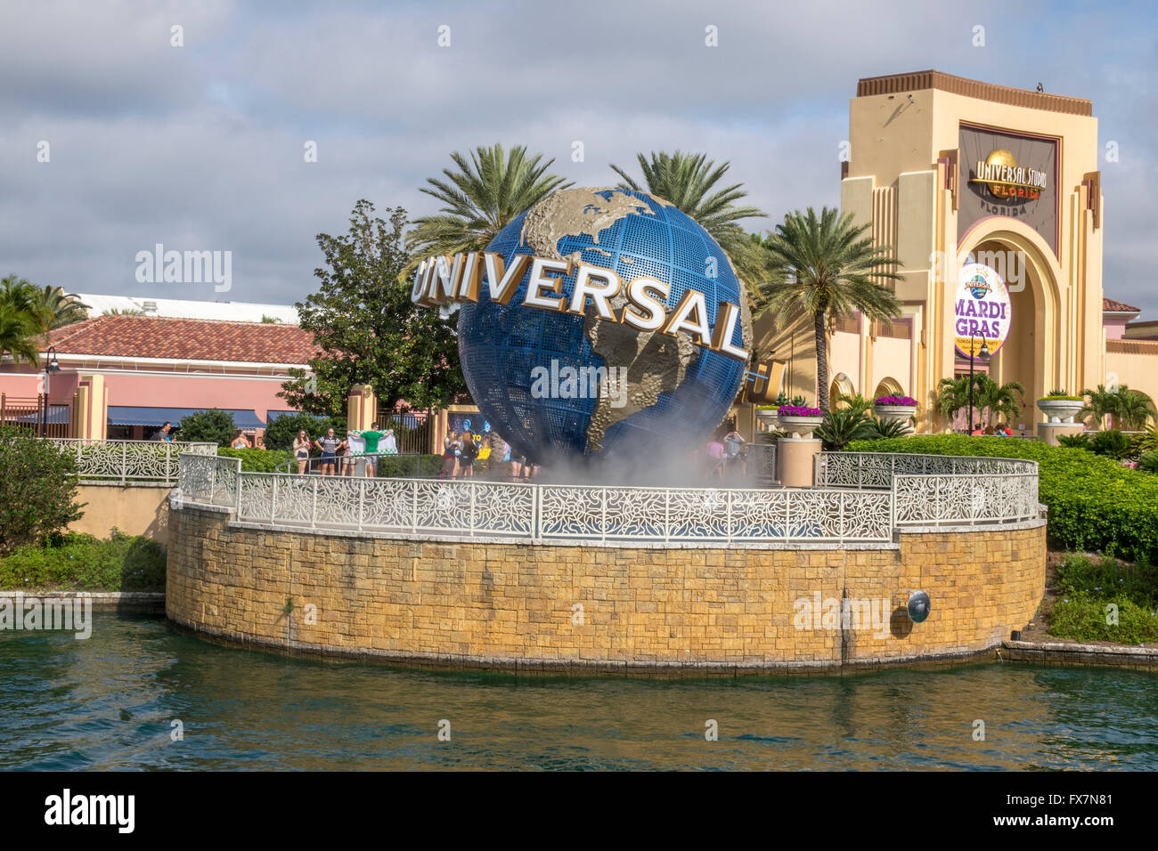 Il famoso logo Universal Studios Globe fuori dall'ingresso principale al parco a tema Universal Studios a Orlando, Florida Foto Stock