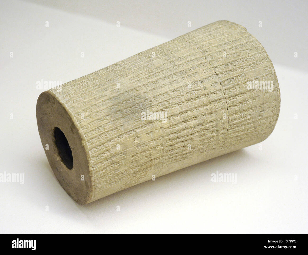 Mesopotamia. Neo-Babylonian Impero. Cono di argilla con una iscrizione di Nabucodonosor II (630-562 a.C.) depositato nella fondazione del tempio Lugal-Marad nella città di Marad. Il testo riporta che nel corso delle opere, l'iscrizione di Naram-Suen di Agade (2236-2200 a.C.), il fondatore originale del tempio era stata trovata. Lo stato Museo Hermitage. San Pietroburgo. La Russia. Foto Stock