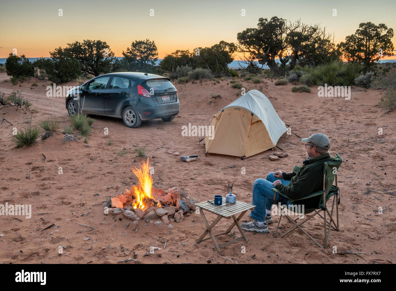 Camper in campeggio al tramonto vicino Muley Point sul cedro Mesa, Utah, Stati Uniti d'America Foto Stock