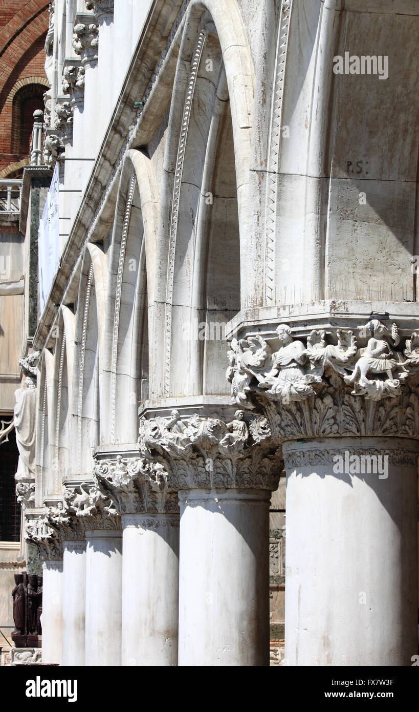 Colonnato di Palazzo Ducale a Venezia, Italia Foto Stock
