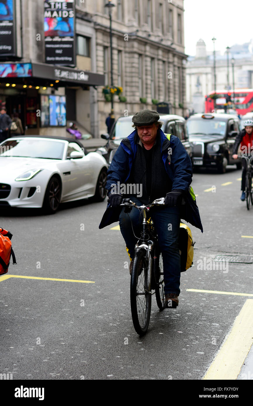 Il sovrappeso uomo che indossa il tappo piatto di una bicicletta a Londra Foto Stock