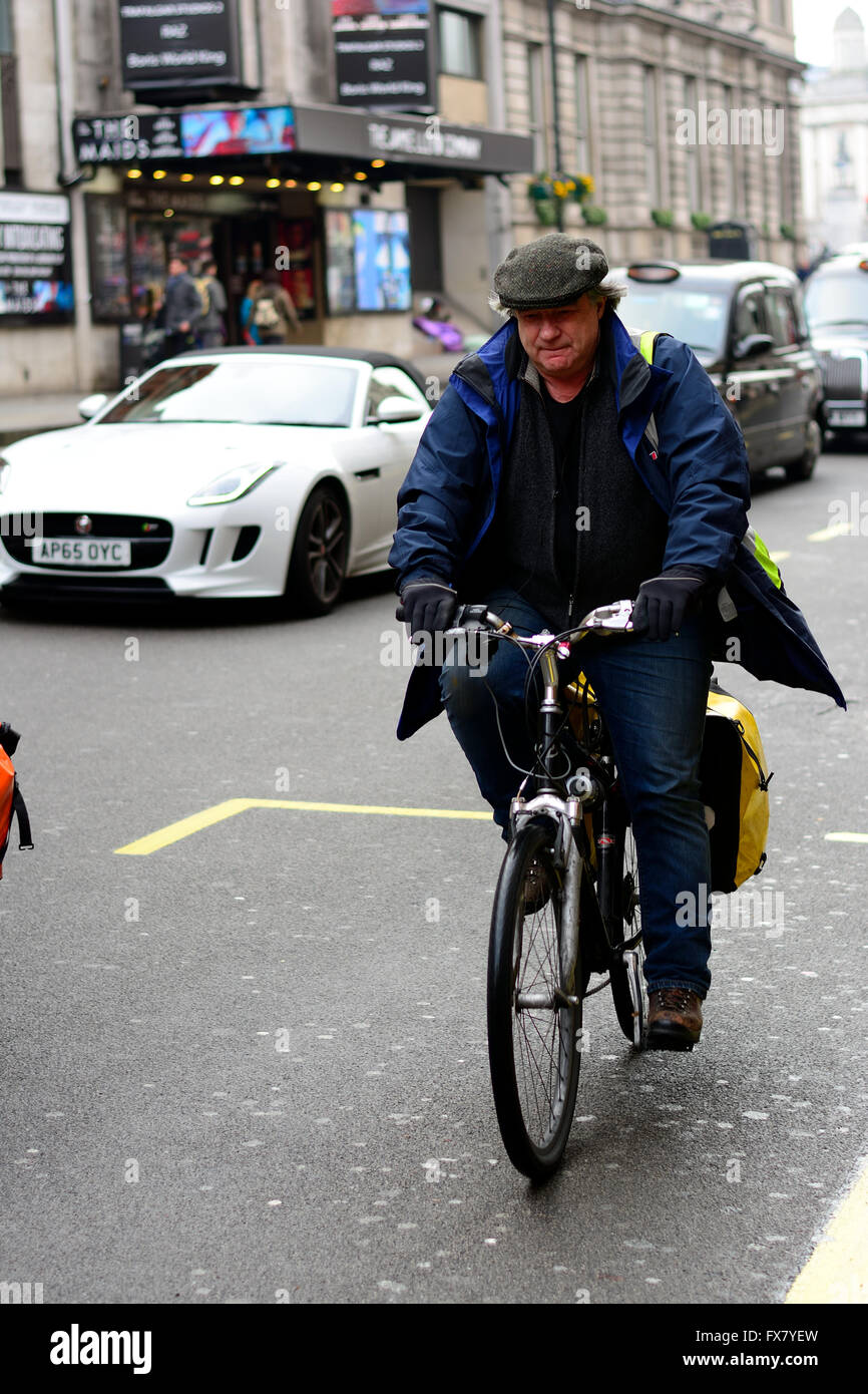 Il sovrappeso uomo che indossa il tappo piatto di una bicicletta a Londra Foto Stock