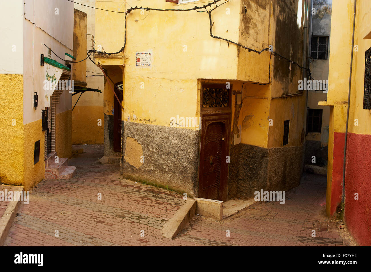Il Marocco, Tangeri, Medina strada stretta Foto Stock