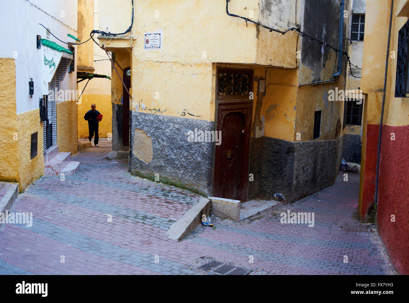 Il Marocco, Tangeri, Medina strada stretta Foto Stock