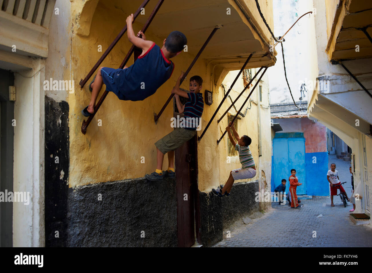 Il Marocco, Tangeri, Medina strada stretta Foto Stock