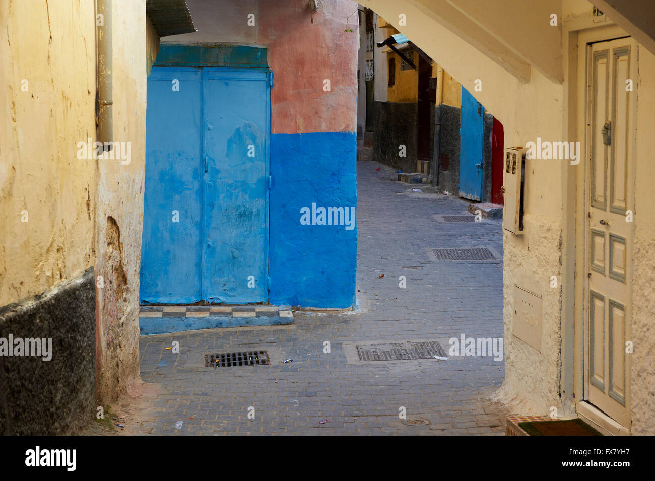 Il Marocco, Tangeri, Medina strada stretta Foto Stock