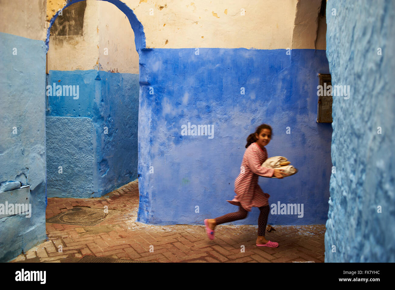Il Marocco, Tangeri, Medina strada stretta Foto Stock