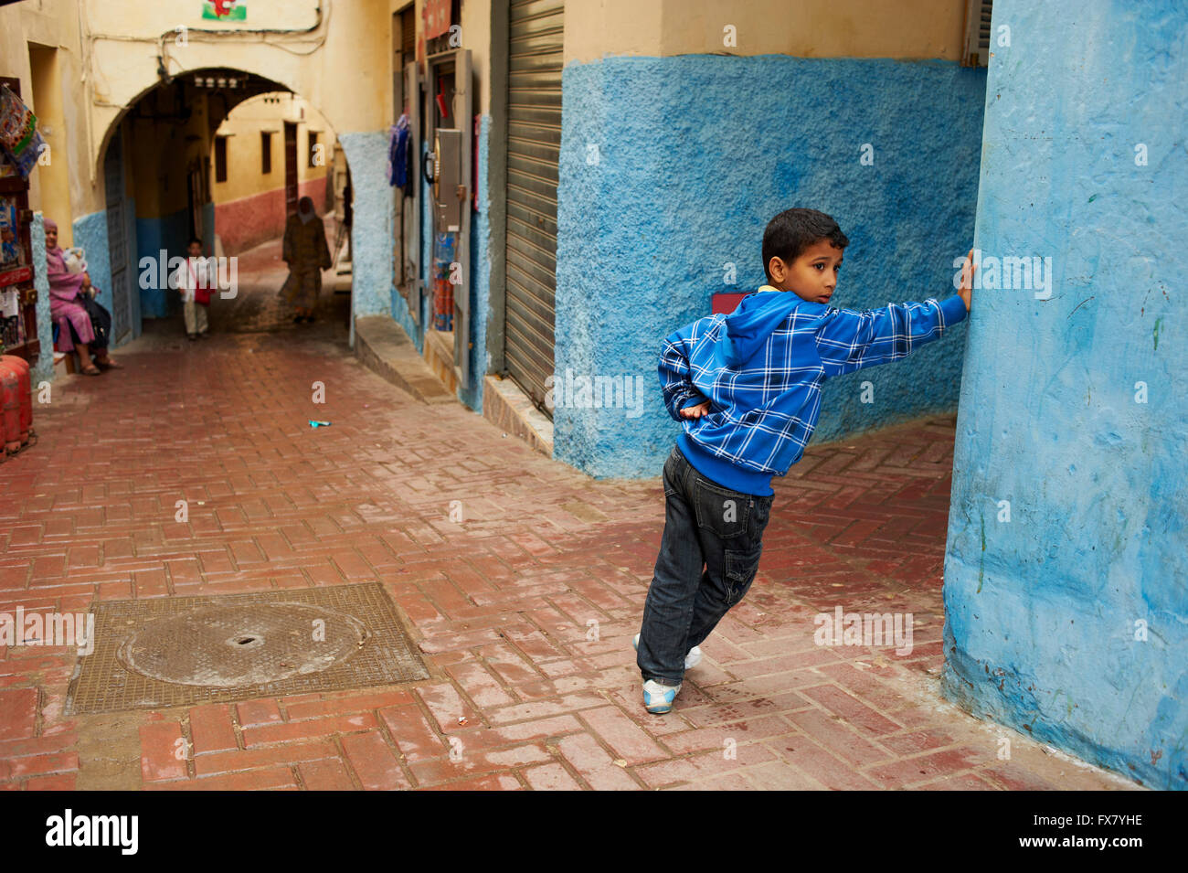 Il Marocco, Tangeri, Medina strada stretta Foto Stock