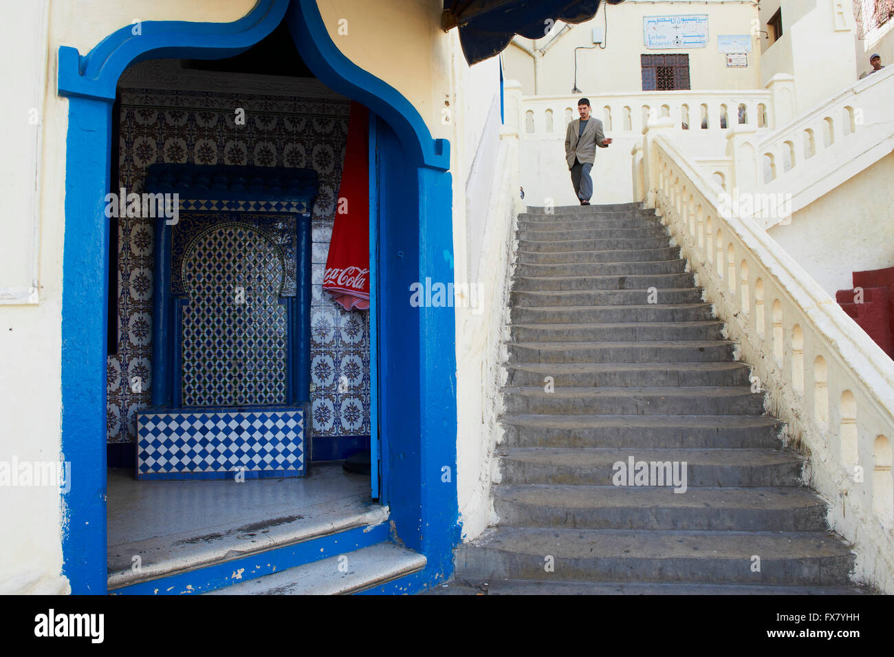 Il Marocco, Tangeri, Medina strada stretta Foto Stock