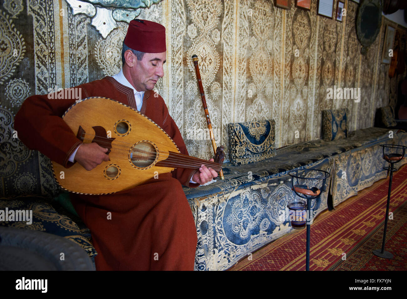 Il Marocco, Tangeri, Medina oud player, tea house Foto Stock