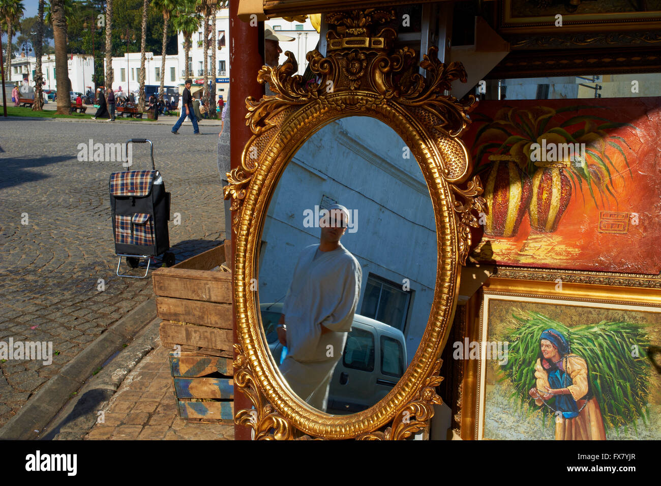 Il Marocco, Tangeri, Medina specchio shop Foto Stock