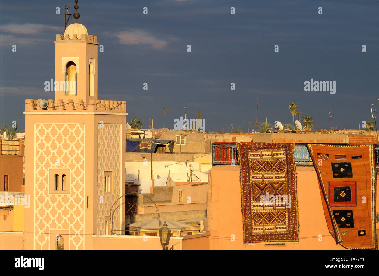 Il Marocco Marrakech, moschea, Jemâ el Fna Foto Stock