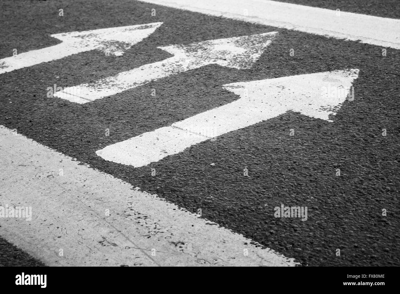 Attraversamento pedonale la segnaletica stradale con frecce bianche e linee su asfalto urbano street Foto Stock