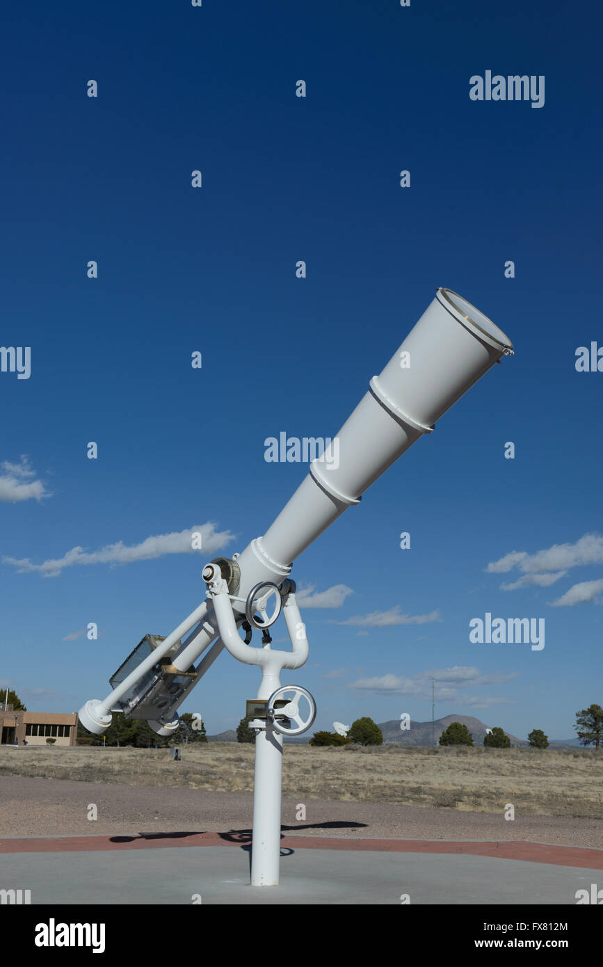 Bianco grande telescopio al outdoor per sky observatory Foto Stock