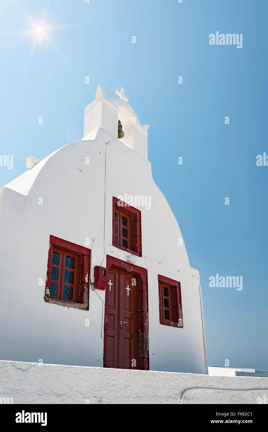 Una vista della chiesa bianca da Oia sull'isola greca di Santorini. Foto Stock