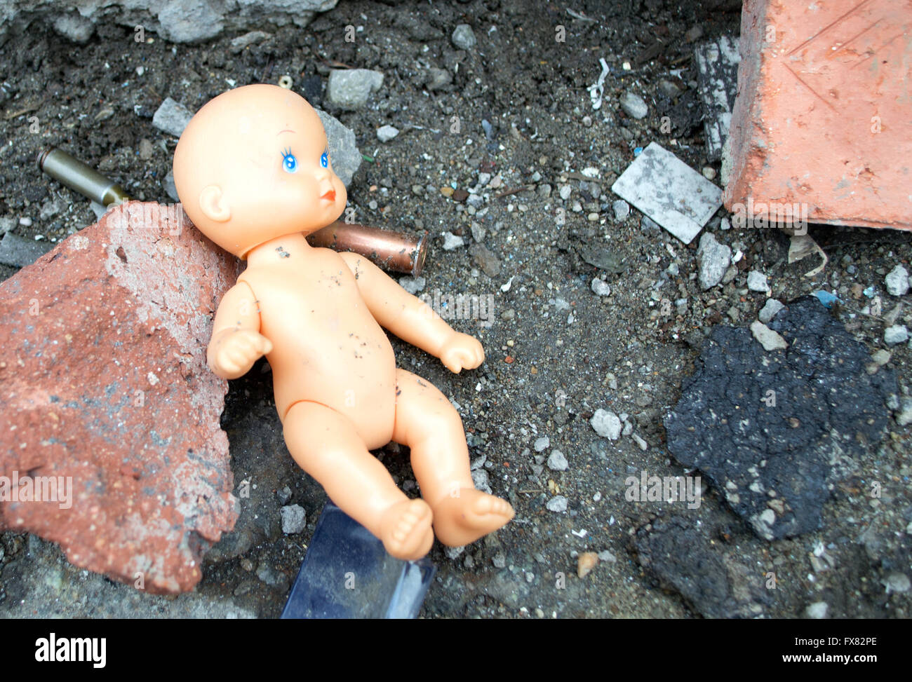 La bambola nelle rovine della casa. La guerra. Foto Stock