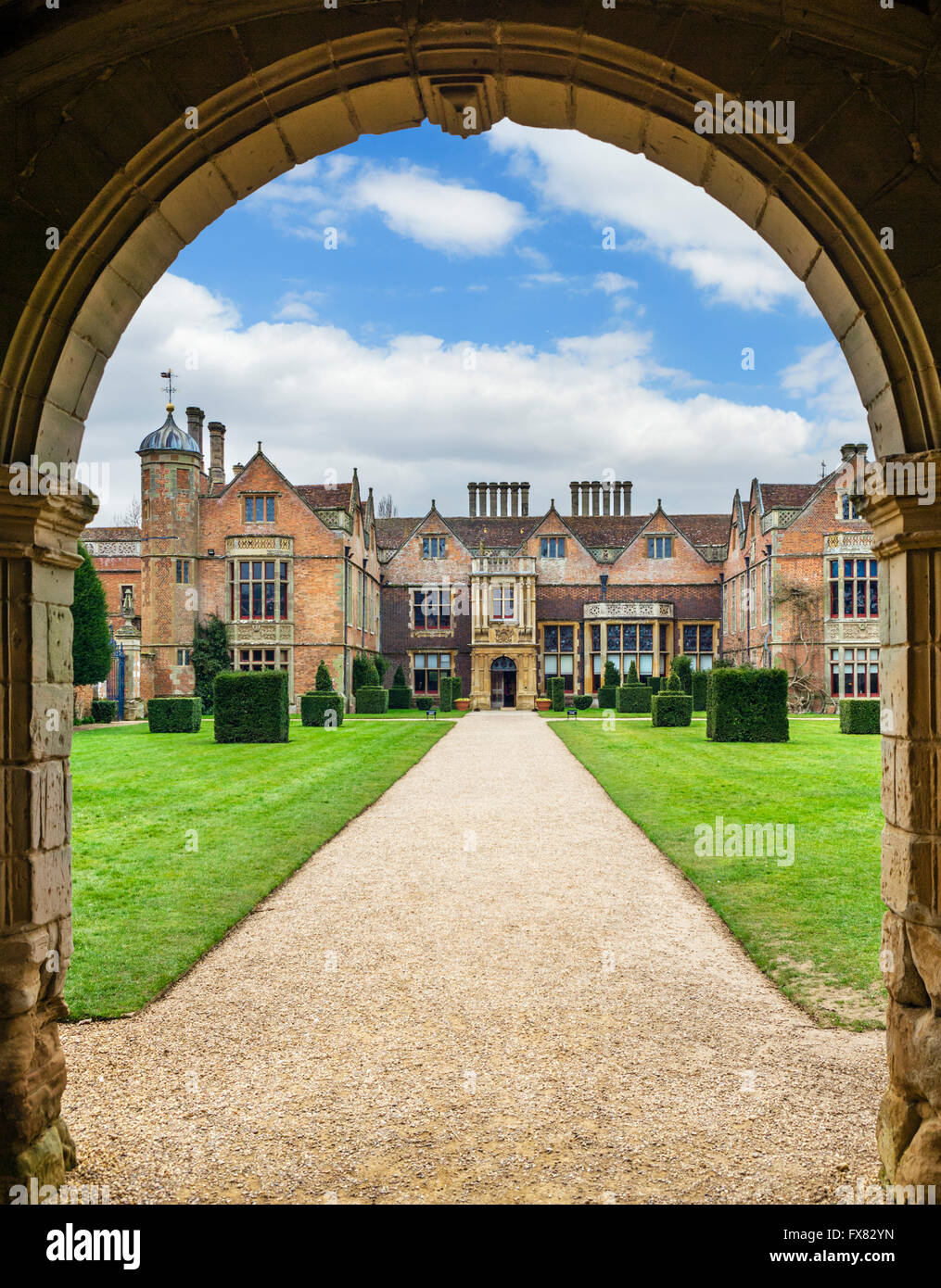 Vista da Gatehouse of Charlecote Park, un maniero vicino a Stratford-upon-Avon risalente al XVI sec., Warwickshire, Inghilterra, Regno Unito Foto Stock