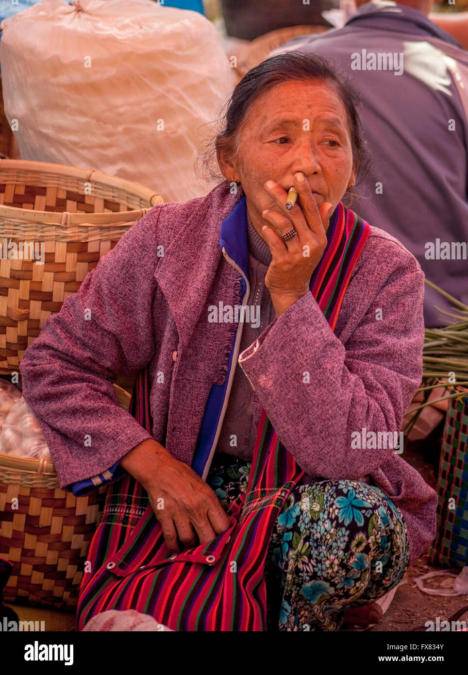 Mercato femmina titolare di stallo fumare a Lago Inle market place Myanmar Foto Stock